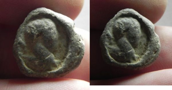 Picture of ROMAN LEAD BULLA. SEAL IMPRESSION. MALE's HEAD FACING RIGHT