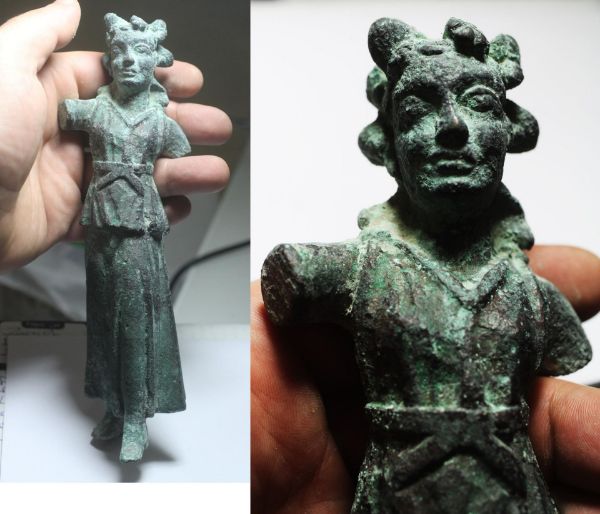 Picture of ANCIENT ROMAN LARGE BRONZE FIGURE OF A FEMALE . 200 - 300 A.D