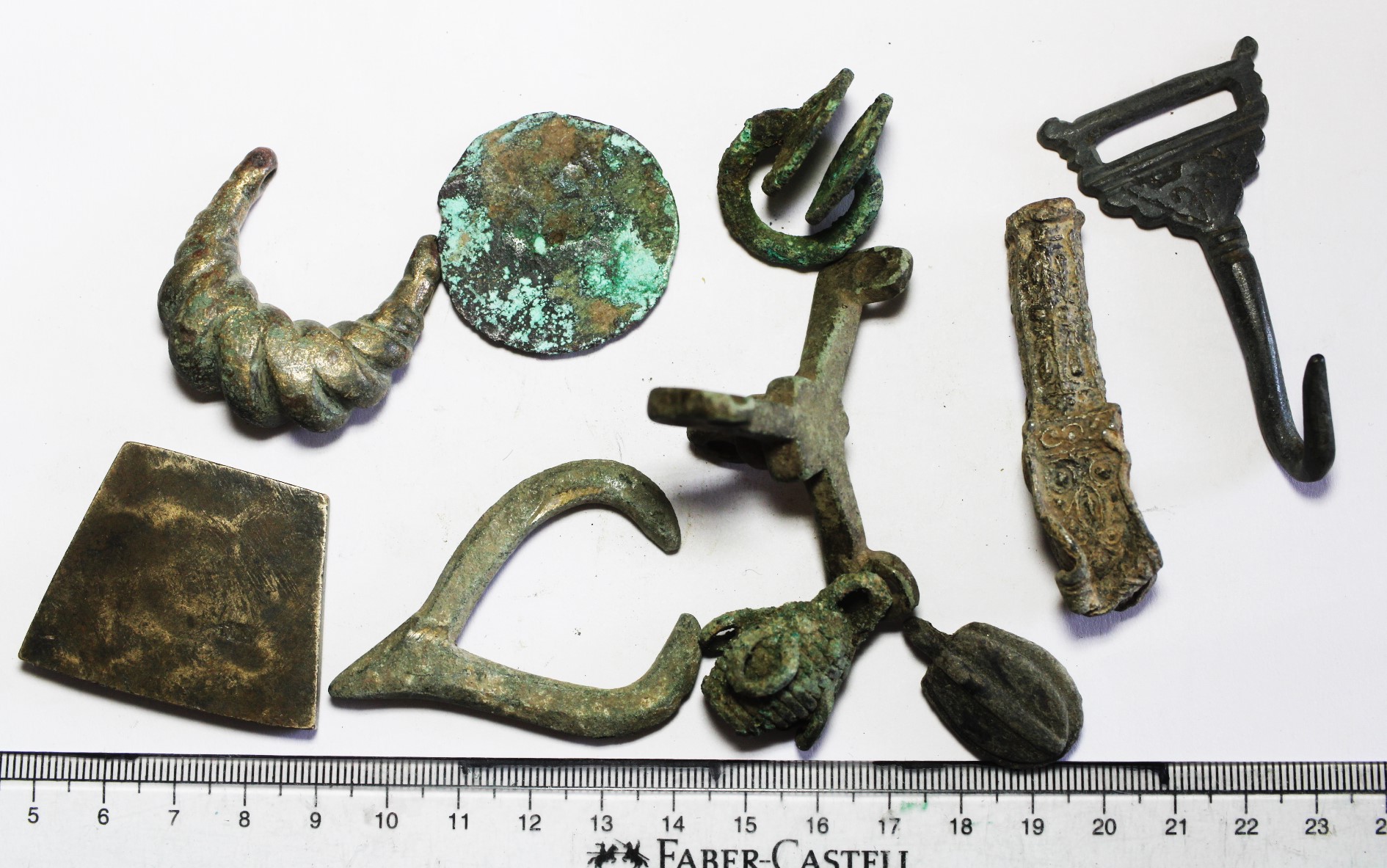 Acropolo. ANCIENT LOT OF BRONZE RELICS. 700 B.C - 1000 A.D