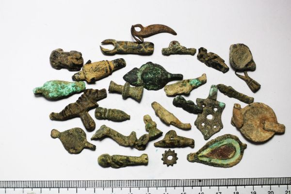 Picture of ROMAN GROUP OF 28 SMALL BRONZE ARTEFACTS & AMULETS. 200 - 300 A.D