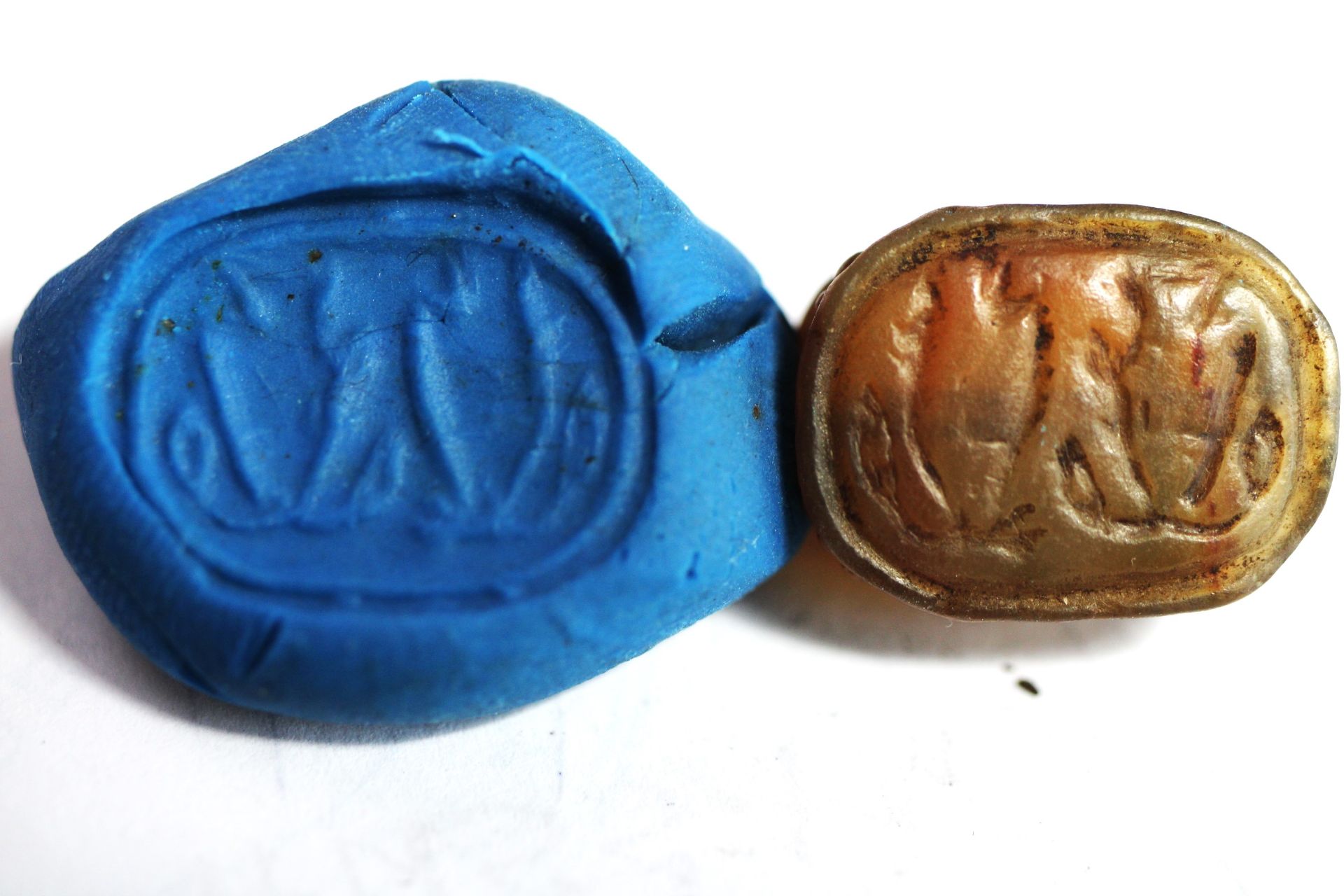 Acropolo. ANCIENT EGYPT. NEW KINGDOM STONE SCARAB. 1300 B.C LOTUS FLOWERS