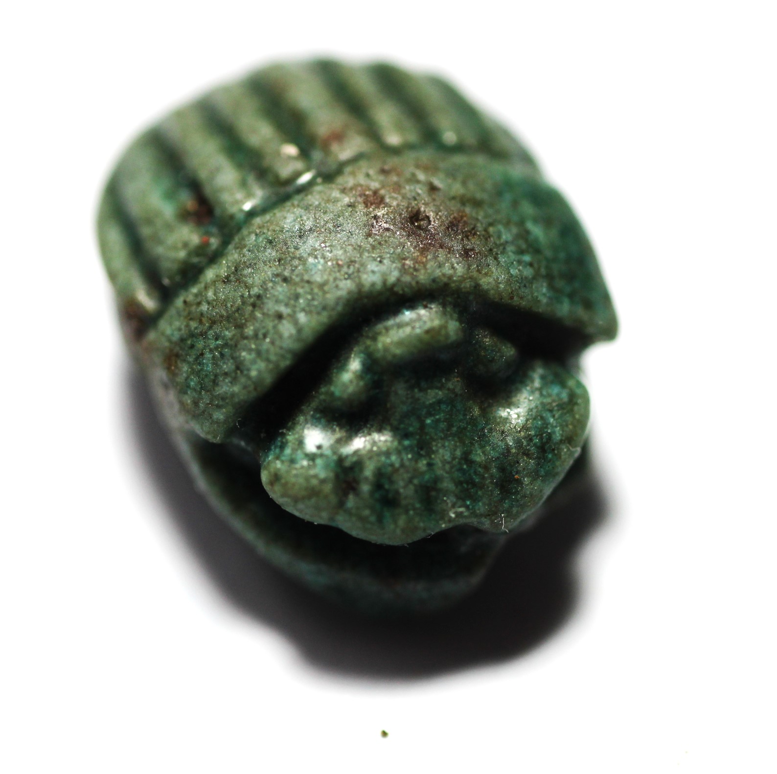 Acropolo. ANCIENT EGYPT. NEW KINGDOM FAIENCE BUTTON SCARAB. 13TH B.C