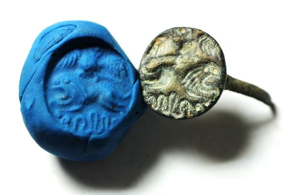 Picture of ANCIENT ROMAN BRONZE RING BEZEL. 200 - 300 A.D
