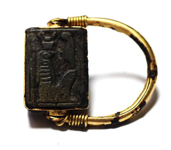 Picture of ANCIENT EGYPT. NEW KINGDOM GOLD ROLLER RING WITH SCARABOID. 1250 B.C