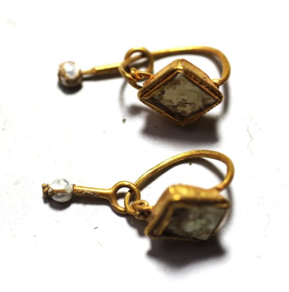 Picture of ANCIENT ROMAN GOLD EARRINGS. GLASS & MOTHER OF PEARL BEADS. 200 A.D