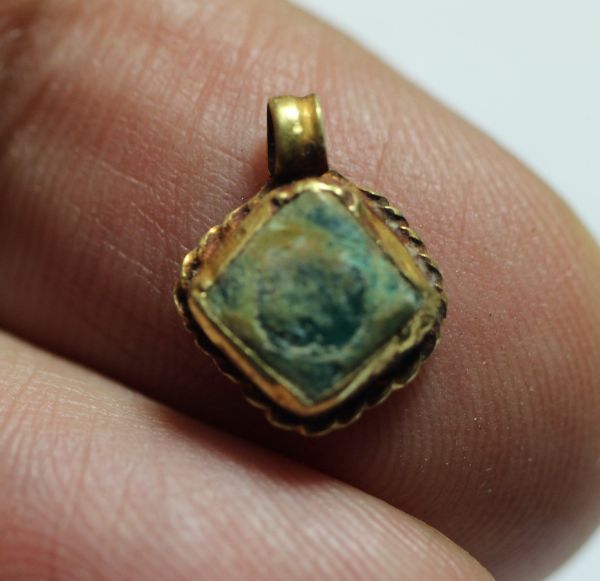 Picture of ANCIENT ROMAN GOLD PENDANT . GLASS ALMOND SHAPED BEAD.  200 A.D