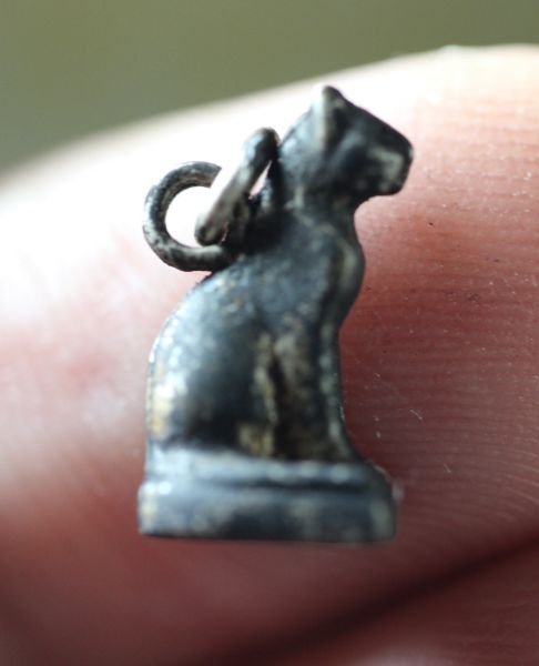 Picture of ANCIENT EGYPT. NEW KINGDOM ELECTRUM / SILVER CAT AMULET. 1250 B.C