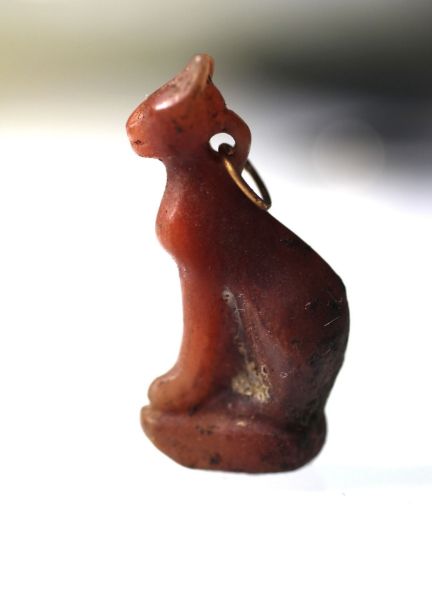 Picture of ANCIENT EGYPT. BEAUTIFUL CARNELIAN CAT WITH GOLD RING. 1250 B.C.  ORIGINAL ANCIENT GOLD RING