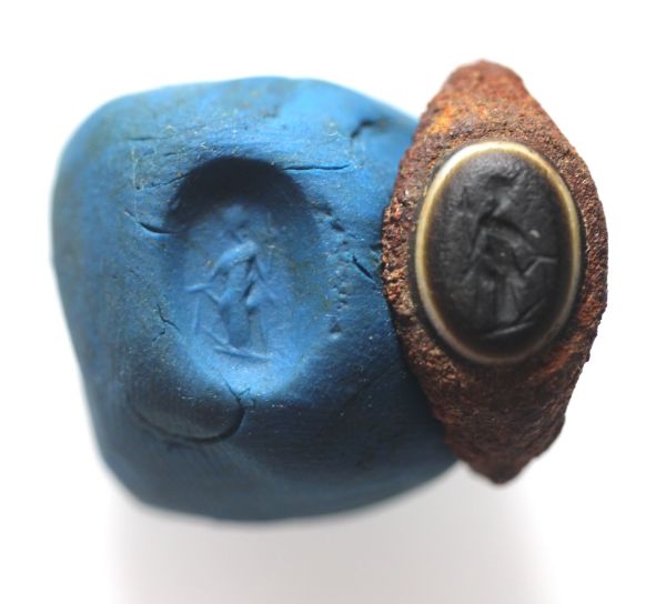 Picture of ANCIENT EGYPT. ROMAN IRON RING WITH STONE INTAGLIO