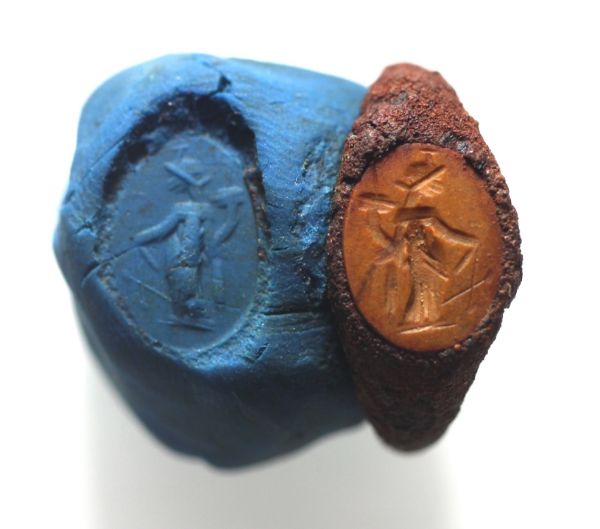 Picture of ANCIENT EGYPT. ROMAN IRON RING WITH STONE INTAGLIO