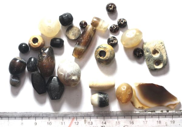 Picture of ANCIENT  STONE (MOSTLY AGATE) BEADS. 1600 B.C - ROMAN