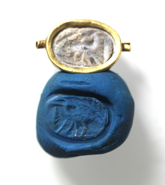 Picture of  ANCIENT EGYPT. GOLD PENDANT WITH STONE SCARAB. NEW KINGDOM  1400 - 1200 B.C