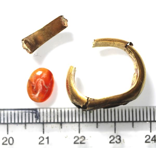 Picture of ANCIENT ROMAN HOLLOW GOLD RING WITH CARNELIAN INTAGLIO. 200 A.D